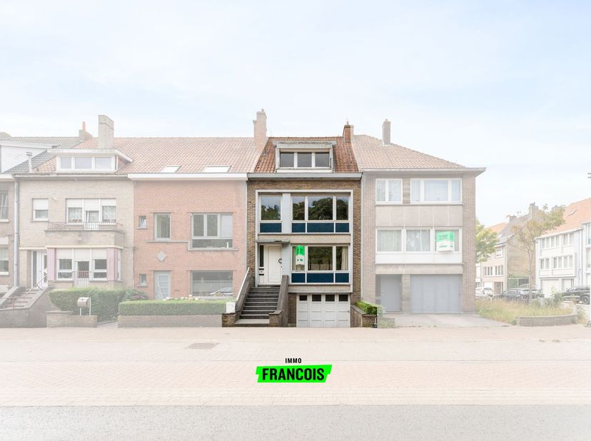 Deze charmante rijwoning geniet van een centrale ligging, vlakbij diverse winkels, gezellige horeca en scholen. Bovendien is het eigendom uitstekend b
