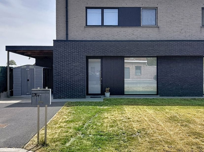Deze recente ruime nieuwbouwwoning met uitzicht op de velden is gelegen op een grondoppervlakte van 369 m². <br />
Deze woning heeft een bewoonbare op