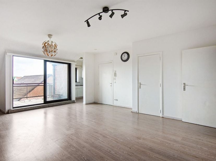 Te renoveren appartement met 2 slaapkamers en terras!<br />
Dit appartement is gelegen op de derde verdieping en geniet van een aangename lichtinval.