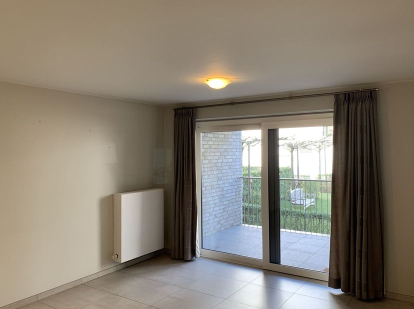 Mooie assistentieflat op de gelijkvloerse verdieping gelegen midden in het centrum naast het rusthuis en verbonden met een oproepsysteem en daarom ges