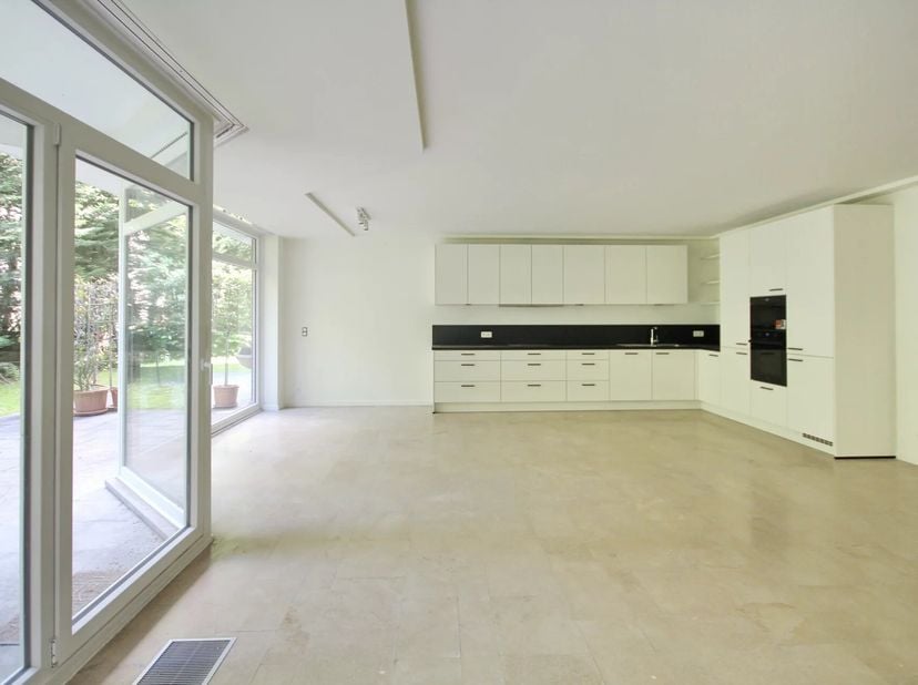 Idéalement situé entre le Bois de la Cambre et lavenue Franklin Roosevelt, ce superbe appartement de ± 154 m² entièrement rénové offre une première oc