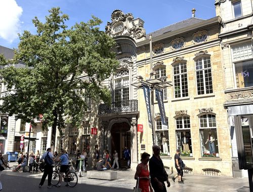                                        Kantoor te huur in Antwerpen, € 12.500
