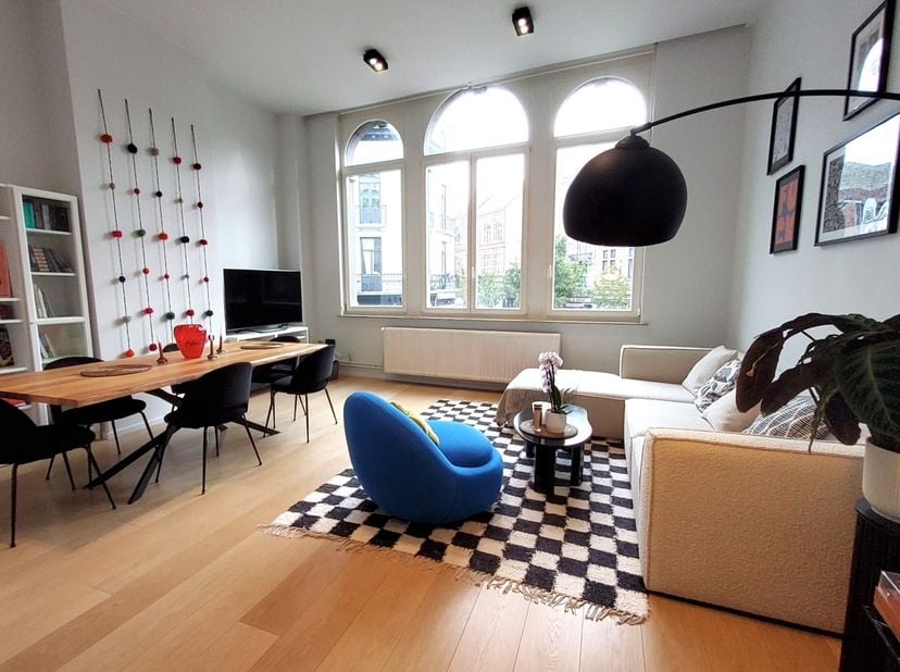 Expat Housing vous propose, dans le quartier prisé du Châtelain, ce splendide et spacieux appartement meublé situé dans un immeuble de caractère avec