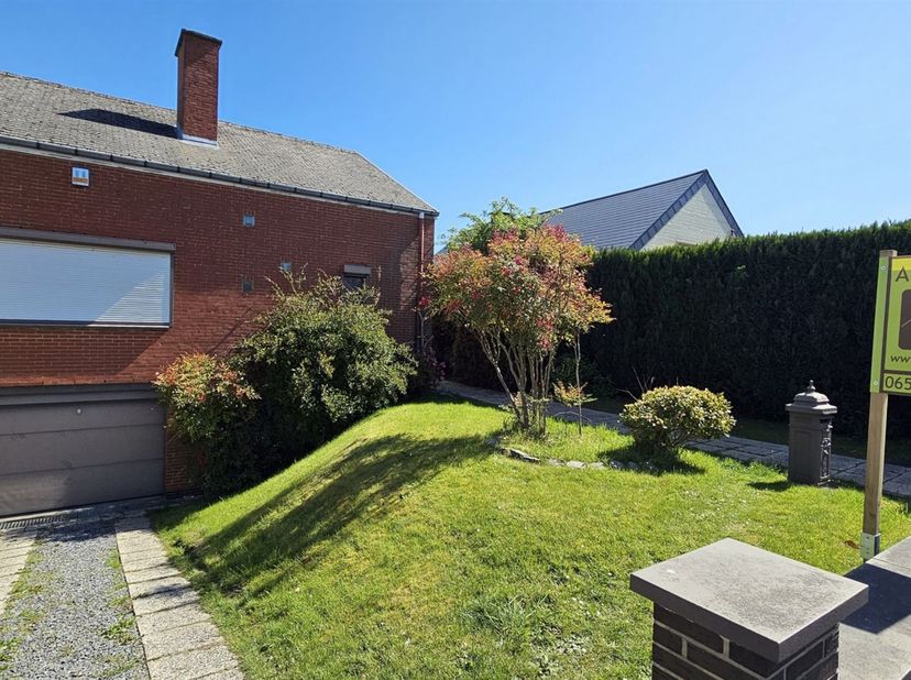 SOUS OPTION - PLUS DE VISITE - Prix: Offre à partir de 240.000 euros,  frais d'agence non inclus et à charge de l'acquéreur.<br />
<br />
Villa à ra