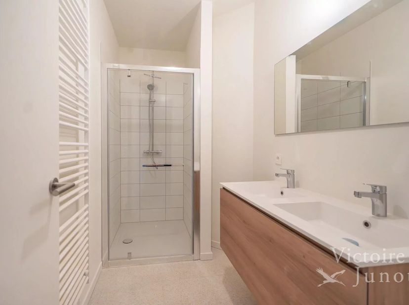 Victoire Junot stelt u dit gloednieuwe appartement met twee slaapkamers voor, voorzien van een prachtig terras aan de achterzijde en gelegen op de vie