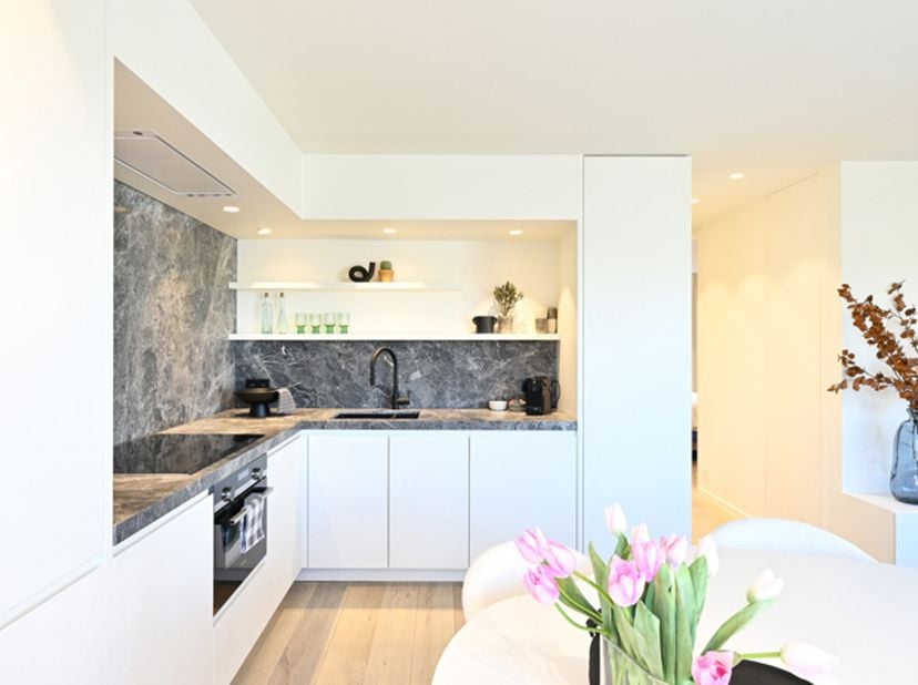 Unieke penthouse met zij zeezicht, gelegen op 120 meter van de zeedijk en beschikt over terrassen waar je heerlijk kunt genieten van zowel de ochtend-