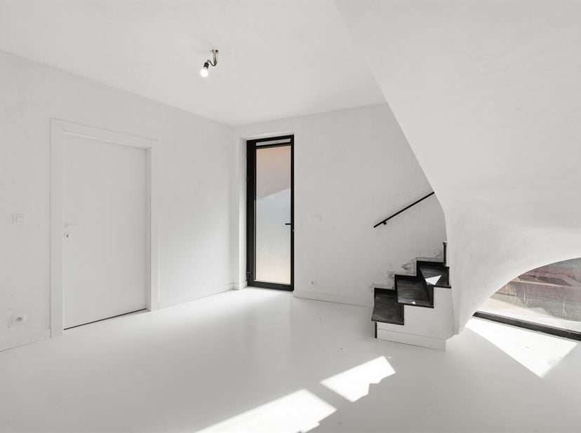 Kwaliteitsmaterialen en uitmuntende architectuur tillen deze woning met ingang langs de Vredestraat, naar een hoger niveau. Wie naar deze witte parel