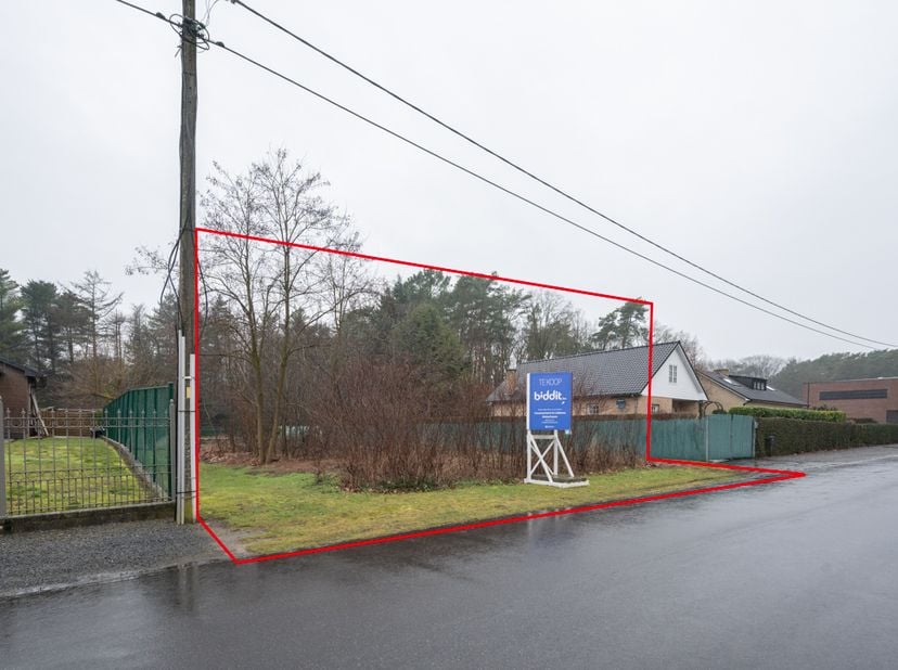 RESIDENTIEEL GELEGEN BOUWGROND - <br />
<br />
Gunstig gelegen bouwgrond uit verkaveling.