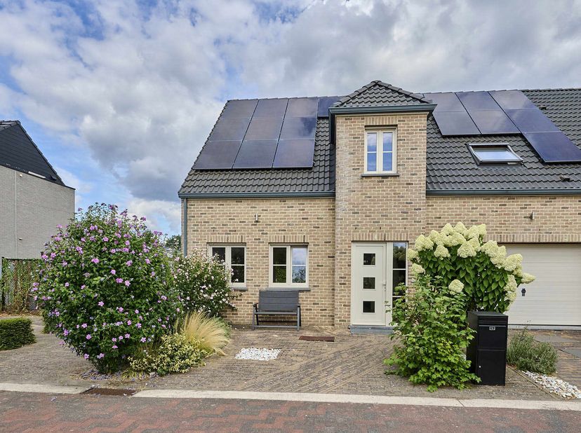 Zeer goed gelegen gezinswoning met 4 slaapkamers, een goed EPC en een inpandige garage in Hechtel. Deze woning met 2008 als bouwjaar bevindt zicht in