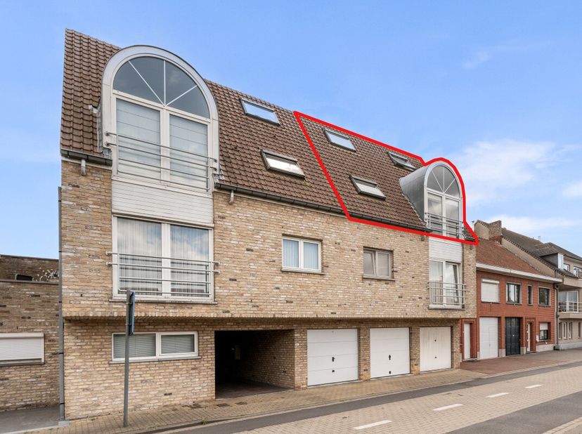 Ruim appartement in het centrum van Zulte met garage inbegrepen. Dit appartement uit bouwjaar 2000 combineert een centrale ligging met een praktische
