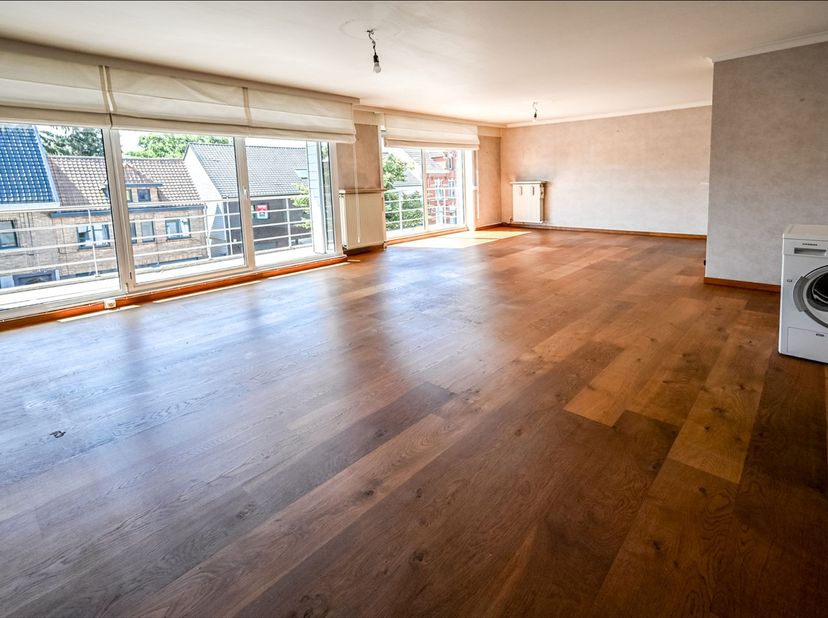 Appartement 116 m² op 2de verdiep met :<br />
<br />
Appartement : <br />
• inkom<br />
• ruime lichtrijke leefruimte<br />
• open keuken met keramisc