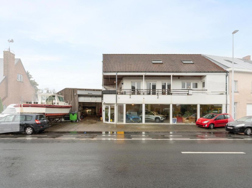 Bent u op zoek naar een ruime woonst gecombineerd met een unieke handelsruimte op een goede locatie? Dit duplex appartement van maar liefst 189 m² met