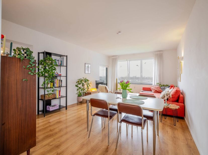 SITUATION<br />
Découvrez cet appartement deux chambres avec terrasse situé à Gand. Cet appartement offre une combinaison idéale de confort et d’acces