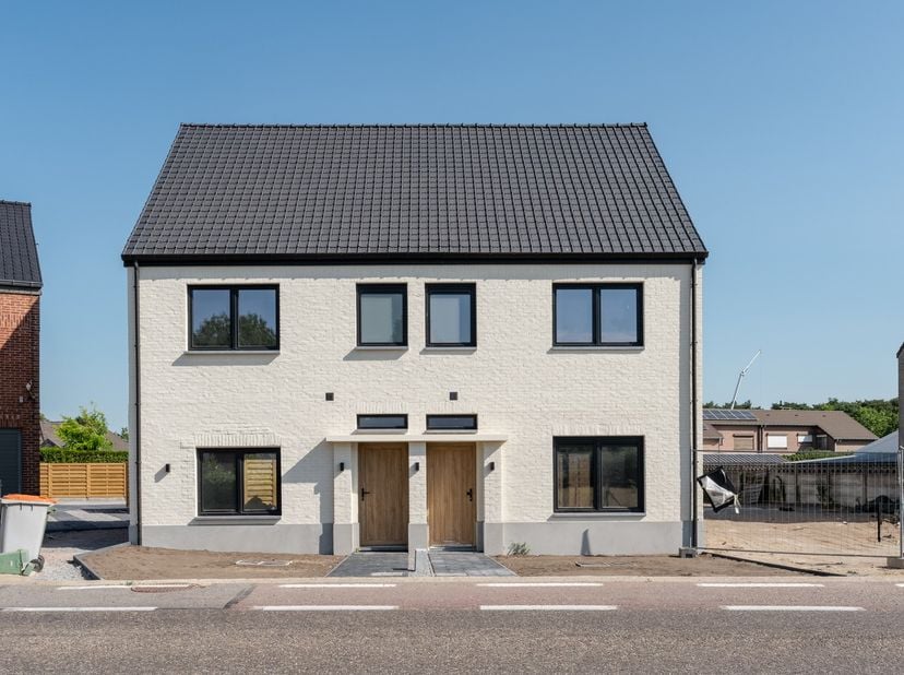 Gelegen aan de Steenweg op Kleine Brogel in Bocholt, verwelkomt deze halfopen gezinswoning u in een warme en uitnodigende omgeving. Met een bewoonbare