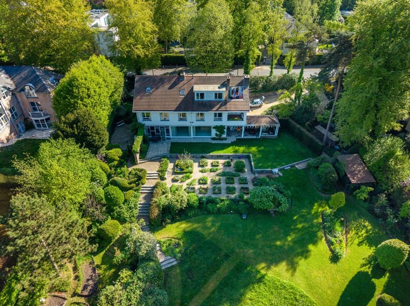 Ukkel, Prins van Oranje, in een rustige straat van de wijk en genesteld in een uitzonderlijke omgeving, VILLA (7 slpk/3 badk) van ±630m² gebouwd op ee