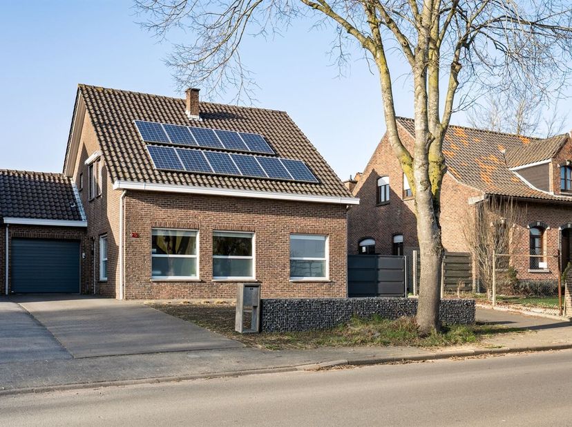 Instapklare gezinswoning met 5 slaapkamers, afgewerkte zolder en gezellige tuin.<br />
Ligging:<br />
Deze ruime woning is gelegen in de Oude Molenstr