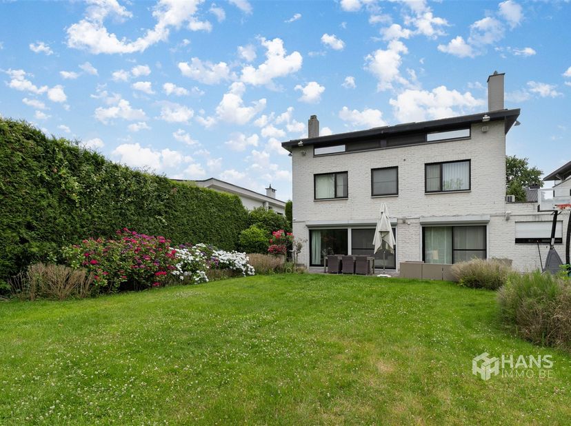 Droom je van een woning waar ruimte centraal staat? Dan is deze indrukwekkende open bebouwing in de rustige Jozef De Veusterstraat precies wat je zoek