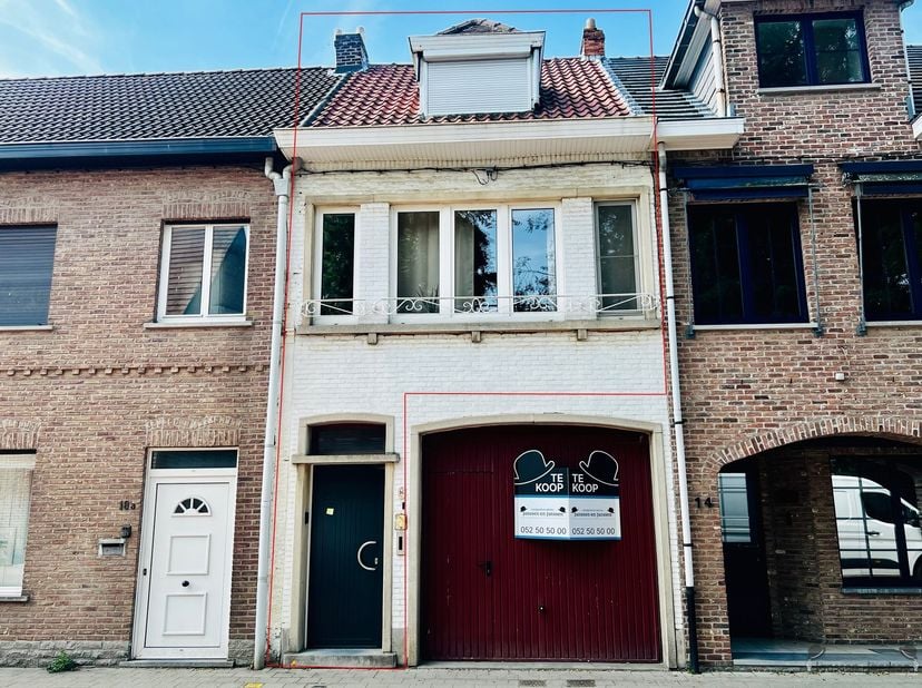 Deze gesloten bebouwing in het centrum van Hamme combineert een praktische indeling met aangename leefruimtes. Winkels, scholen, openbaar vervoer en a