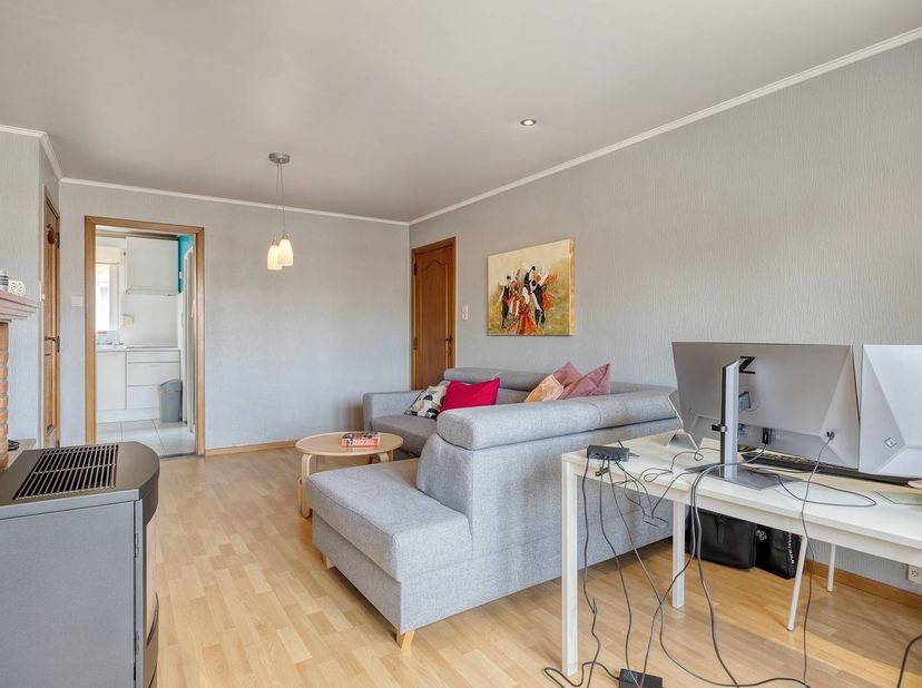 Cet appartement est situé au bus 5 Bosstraat 13 à Hasselt et se trouve au dernier étage du bâtiment (2ème étage). L'appartement a une surface habitabl