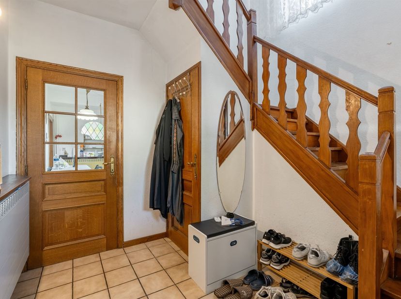 HOB woning in een rustige buurt te Lanaken<br />
<br />
Ligging:<br />
De woning bevindt zich in een rustige, residentiële buurt en biedt een vlott