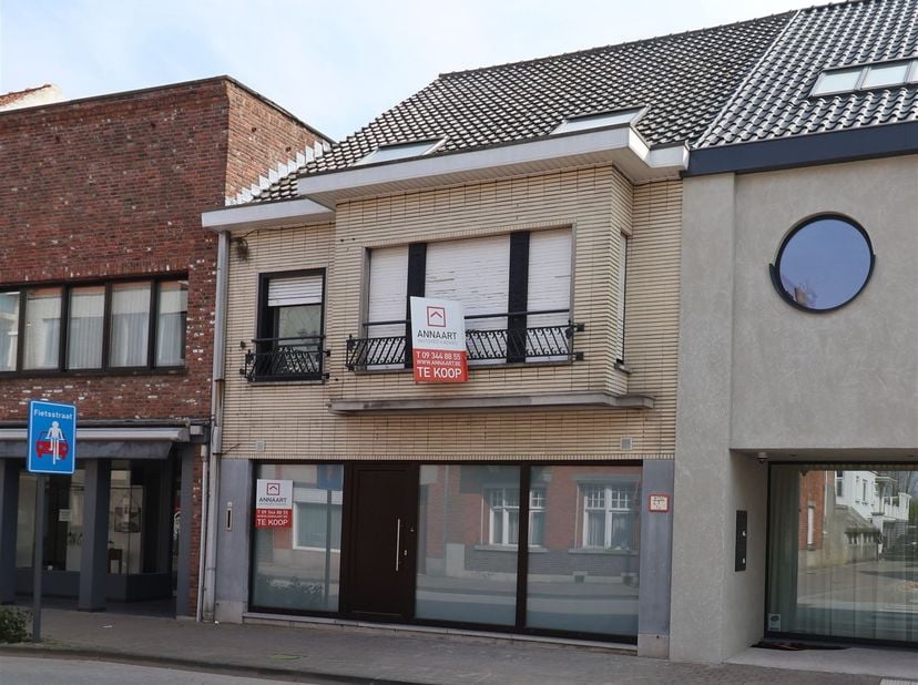 Woonblok met 2 appartementen - opbrengsteigendom bestaande uit een gelijkvloers appartement en een duplex met garage en buitenberging. Geschikt voor e