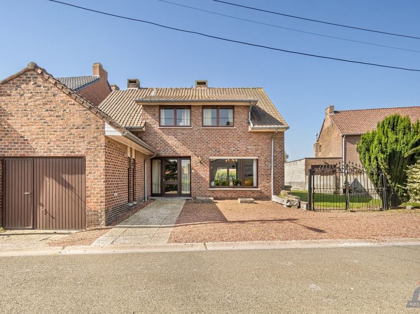 Bent u op zoek naar een woning die u volledig naar uw eigen smaak kunt renoveren, op een rustige locatie met een prachtig groen uitzicht? Dan is deze