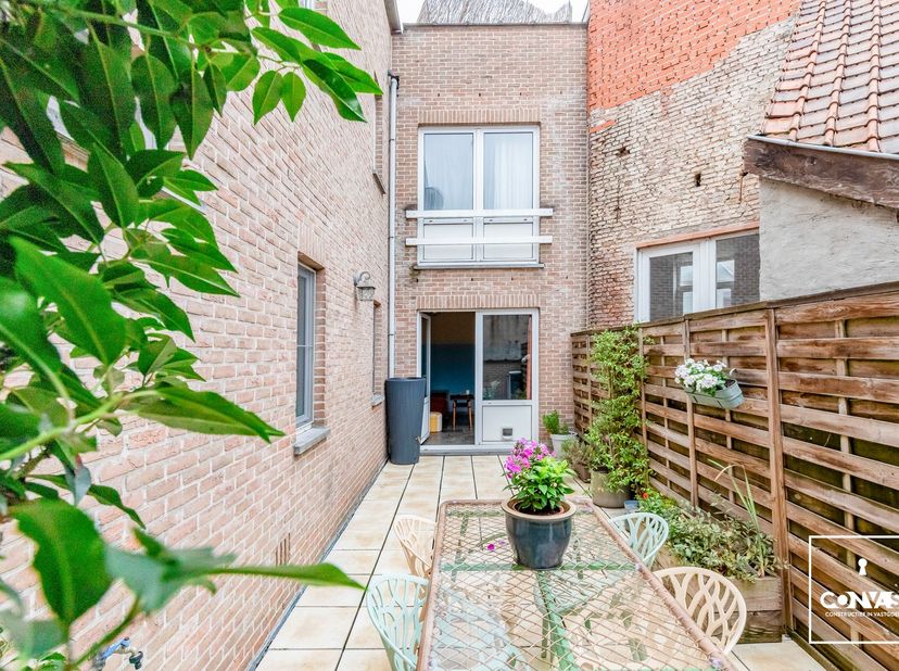 Dit gezellige 2-slaapkamerappartement bevindt zich op de eerste verdieping van een kleinschalige residentie en is zeer gunstig gelegen nabij het natuu