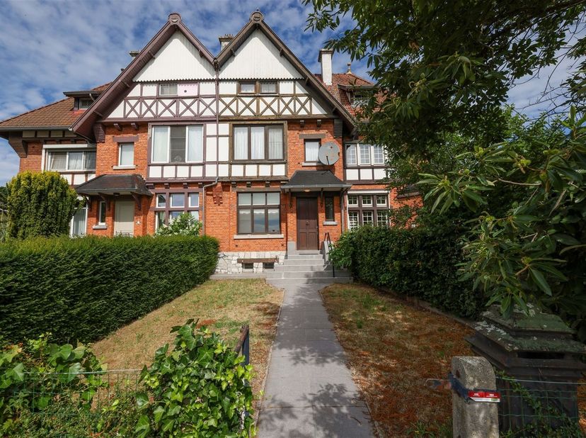 Karaktervolle gezinswoning met 5 slaapkamers op een zonnig perceel van 7a08ca<br />
<br />
Ligging :<br />
+ Centrale ligging in Heusden-Zolder<br