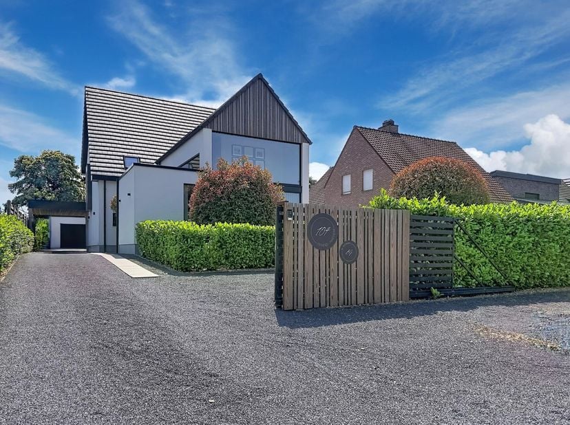Achter deze elektrische houten poort schuilt een parel van een villa waar u in alle luxe kan genieten!<br />
De woning ligt ver verwijderd van de stra