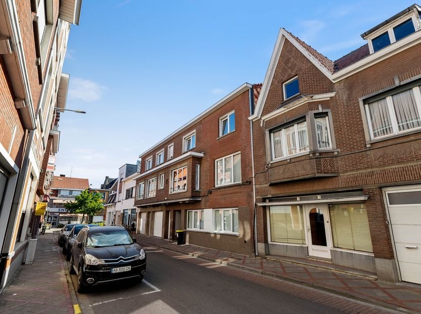 In het bruisende stadscentrum van Izegem bevindt zich dit uitstekend onderhouden opbrengsteigendom, bestaande uit zeven instapklare appartementen en t