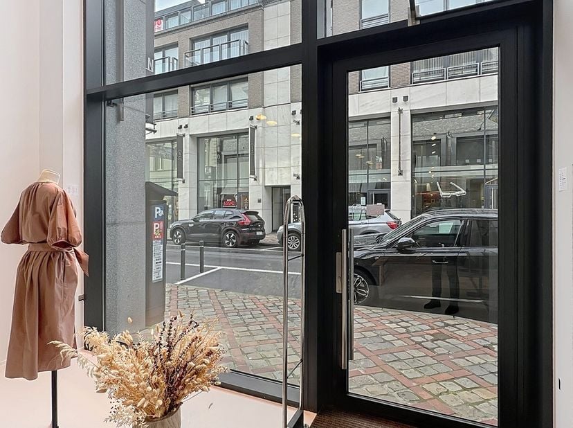 Benaderende OPPERVLAKTEN:<br />
Constructie - bewoonbare oppervlakten<br />
Gelijkvloers: 97m²<br />
Verdieping: 58 m²<br />
Terras (1°v): 27 m²<br />