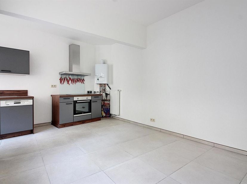 Situé rez-de-chaussée, cette appartement de compose d'un hall d’entrée, séjour lumineux comprenant salon et salle à manger, cuisine équipée (four, taq