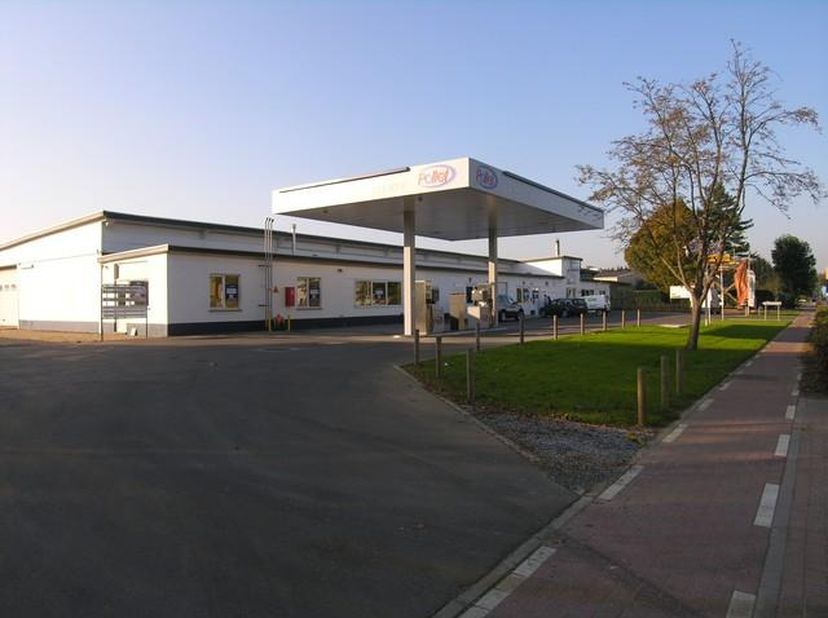 Zeer gunstige ligging - tegenover steenhouwerij Renier - nabij oprit autoweg. Ruime parkeergelegenheid. Stockageruimte van 140 m² met inrijpoort. Voll