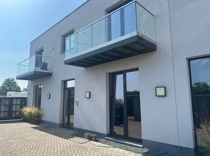 Appartement spacieux au style loft.<br />
Appartement situé au premier étage.<br />
L'appartement comprend un grand débarras, un vaste salon avec une