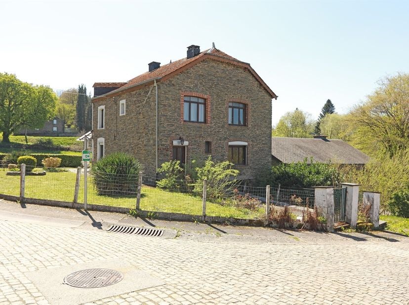 Ardense woning in natuursteen uit de streek op een terrein van 585 m² en een aanpalende bouwgrond van 785 m² ligt in Cornimont deelgemeente van Bièvre