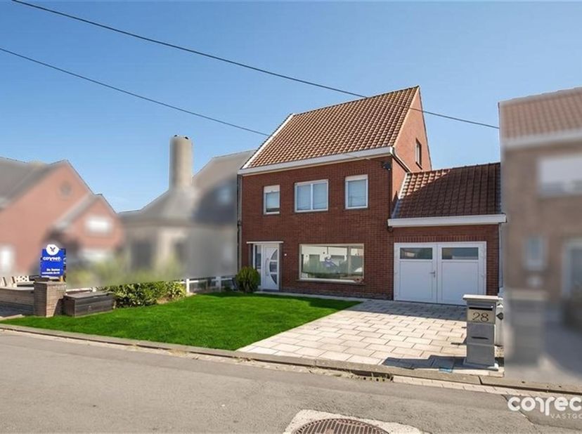 Rustig gelegen gezinswoning met oprit, garage en ruime, zongerichte tuin.<br />
<br />
STARTPRIJS: Elk bod boven deze startprijs, wordt voorgelegd a