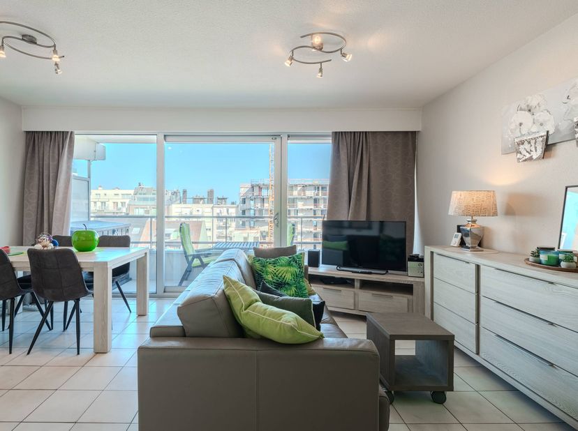 Studio spacieux avec coin à coucher et terrasse situé au huitième étage de la Residentie Meeuwenbank, Franslaan 115 à Nieuwpoort-Bad. Le studio est ég