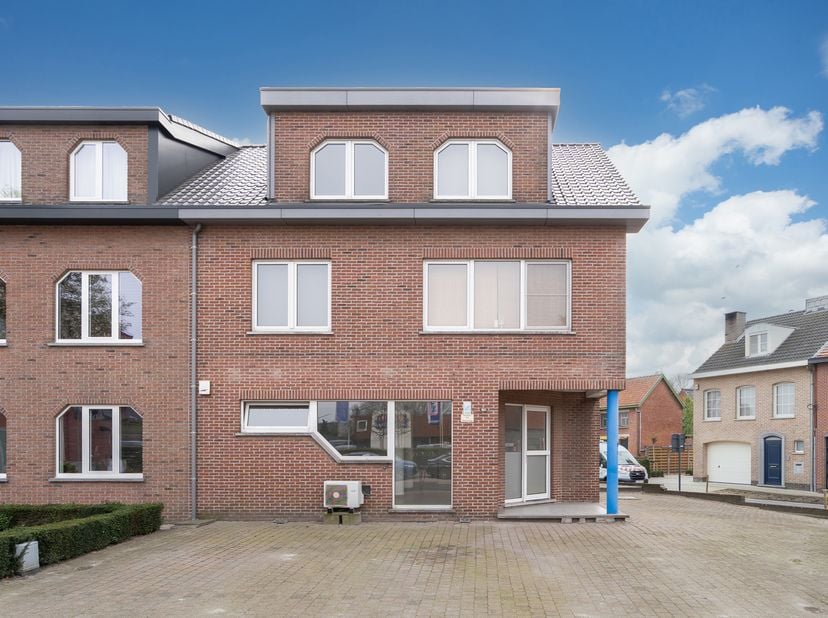 Bent u op zoek naar de perfecte uitvalsbasis voor uw zaak? Dit aantrekkelijke, gelijkvloerse handelspand bevindt zich op een absolute toplocatie aan d