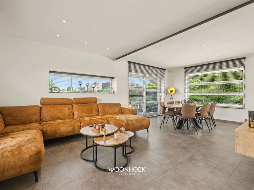 Deze instapklare woning combineert een eigentijdse, serene architectuur met energiezuinig comfort (EPC: 90 kWh/m²) en een doordachte indeling. Dankzij