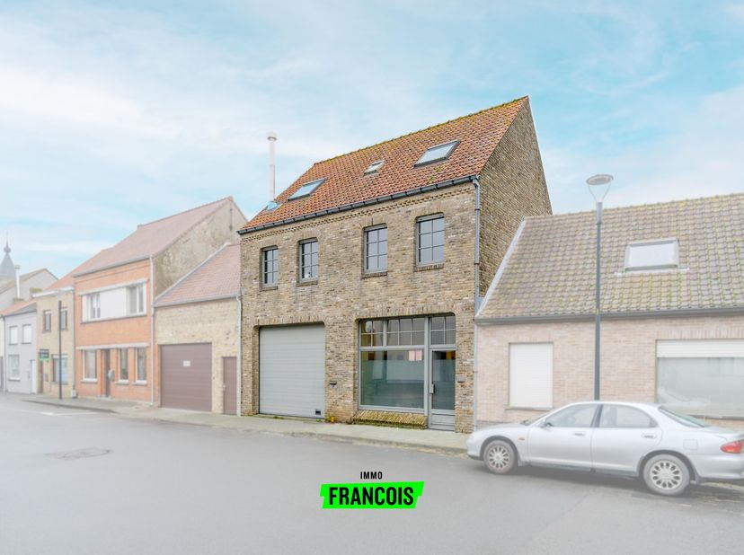 À la recherche dune maison prête à habiter à vendre au centre dAlveringem offrant un espace exceptionnel et des possibilités pratiques ? Cette spacieu