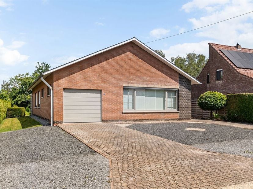 Instapklare gelijkvloerse woning op rustige ligging<br />
Belangrijkste troeven:<br />
- Reeds gerenoveerd: PVC ramen, badkamer, gasketel, isolatie zo