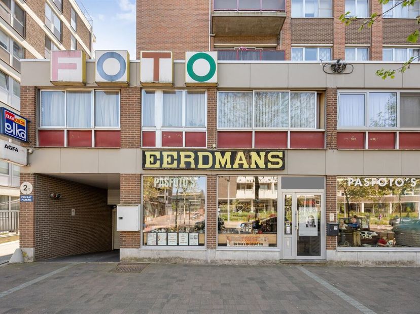 RICHTPRIJS: 385.000 euro. Handelsgelijkvloers met appartement en 2 overdekte autostandplaatsen. Op een absolute topligging in het centrum van Genk. Be