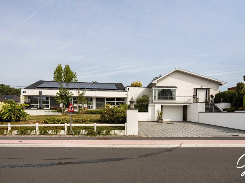 Cette villa exclusive est située dans le quartier résidentiel de Goeferdinge, près du centre de Grammont.<br />
La maison bénéficie d'un emplacement p