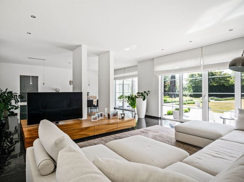 Ruime villa met 4 slpk op 16a 13ca<br />
Deze woning dateert van 1997 en bevindt zich in een goede staat van onderhoud.<br />
Ligging: Groen gelegen o