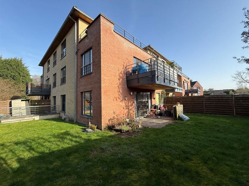 Très bel appartement 2ch. avec jardin privatif, parking au sous-sol et une cave.<br />
Ce bien offrant une superficie habitable de +/- 89 m² au rez-de