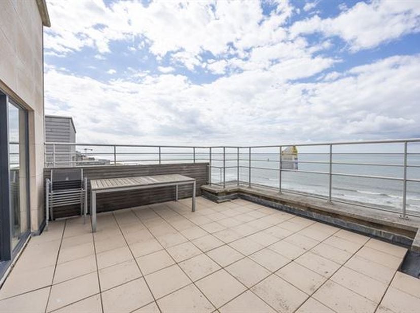Penthouse met panoramisch uitzicht in residentie Mara Vista te Middelkerke. Ontdek deze penthouse op de 10de verdieping. Dankzij de uitzonderlijke lig