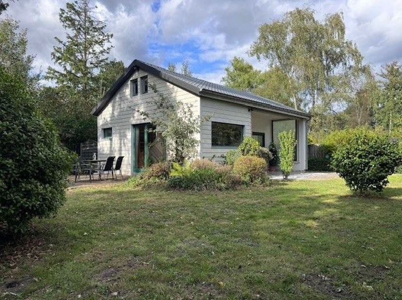 Deze chalet is zeer rustig gelegen temidden van een oase van groen in het landelijke Herselt.<br />
<br />
De chalet is zeer gezellig ingericht en bes