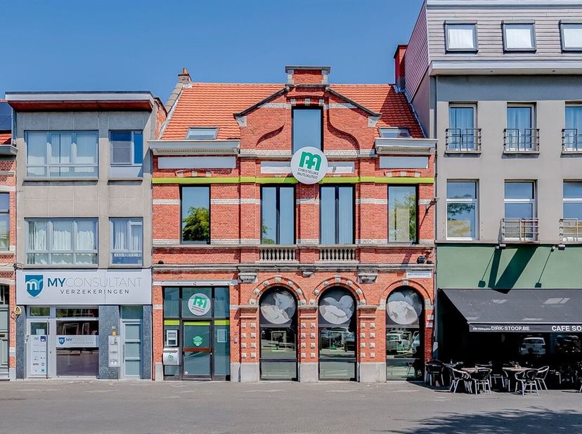 Authentiek handelshuis op gunstige locatie in hartje Merksem!<br />
Op het Sint-franciscusplein, op een centrale ligging in het centrum van Merksem, v