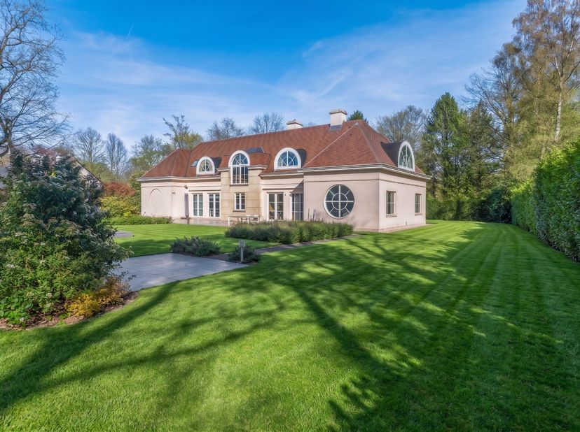Cachée dans l'avenue prestigieuse et résidentielle des Chênes à Belsele, se trouve cette villa caractéristique et imposante. Avec une surface habitabl