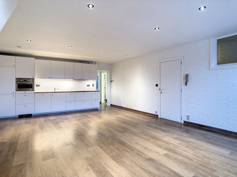 Dit appartement omvat een ruime lichtrijke leefruimte met volledig uitgerust keuken (vaatwasser, frigo en vriezer, inductie vuur). Verder beschikt het